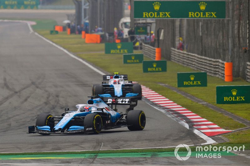 George Russell, Williams Racing FW42, devant Robert Kubica, Williams FW42