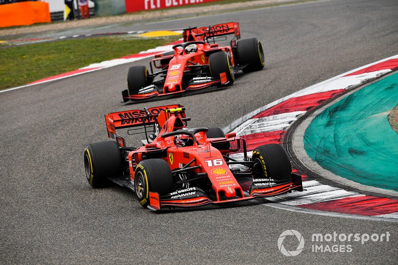 Шарль Леклер, Ferrari SF90, позаду Себастьян Феттель, Ferrari SF90