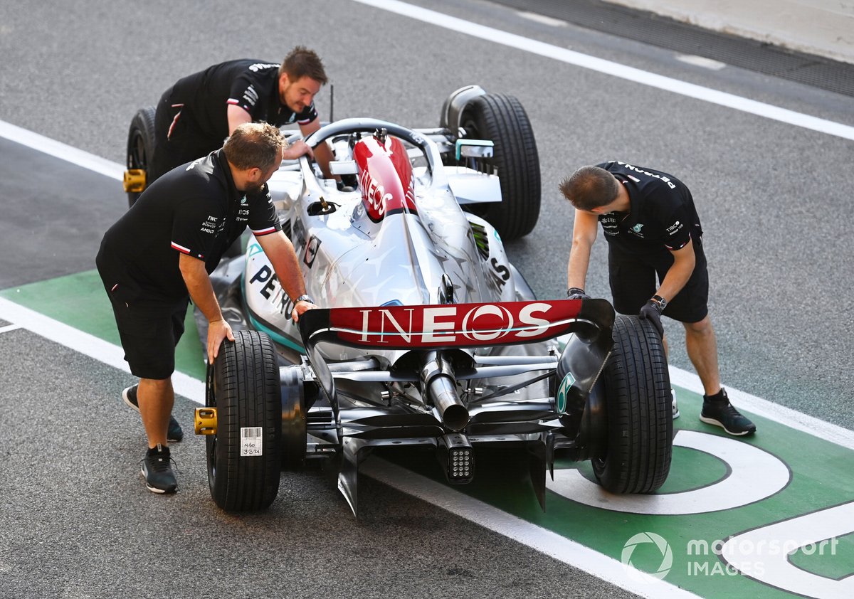 El Mercedes W13 con ruedas para transporte