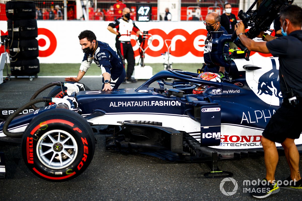 Pierre Gasly, AlphaTauri AT02, llega a la parrilla