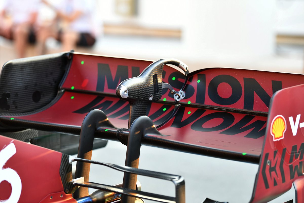 Ferrari SF21, dettaglio dell'ala posteriore con i bolli colorati messi dalla FIA
