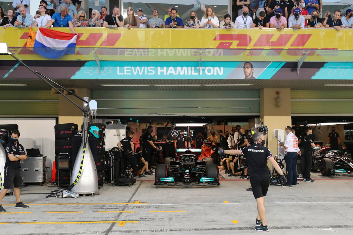 Lewis Hamilton, Mercedes W12, meninggalkan garasi