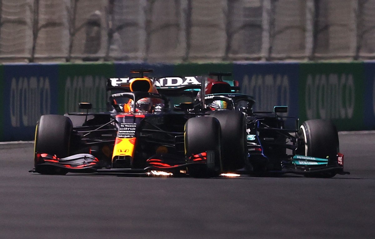 Hamilton botst op de achterkant van de Red Bull van Verstappen