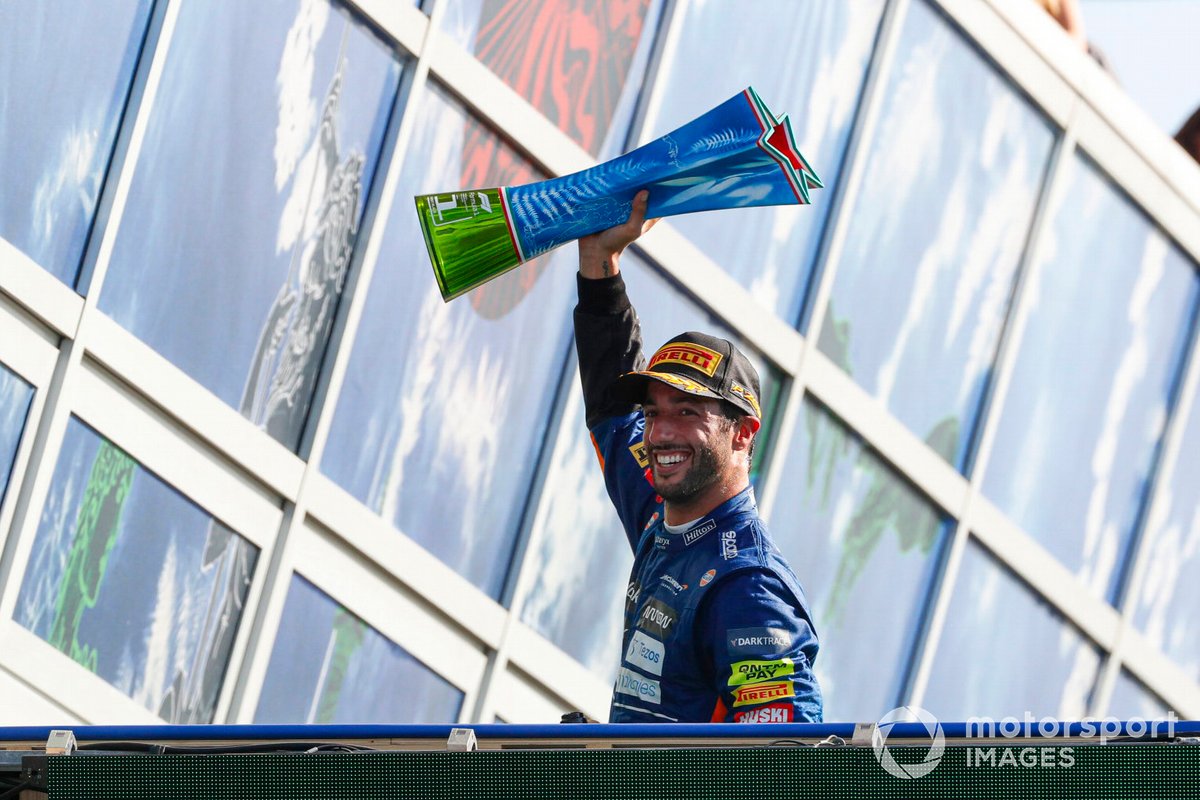 Daniel Ricciardo, McLaren, posisi pertama, dengan trofinya di podium
