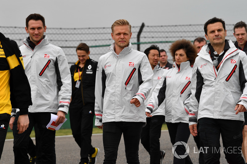 Кевін Магнуссен, Haas F1 Team, йде треком