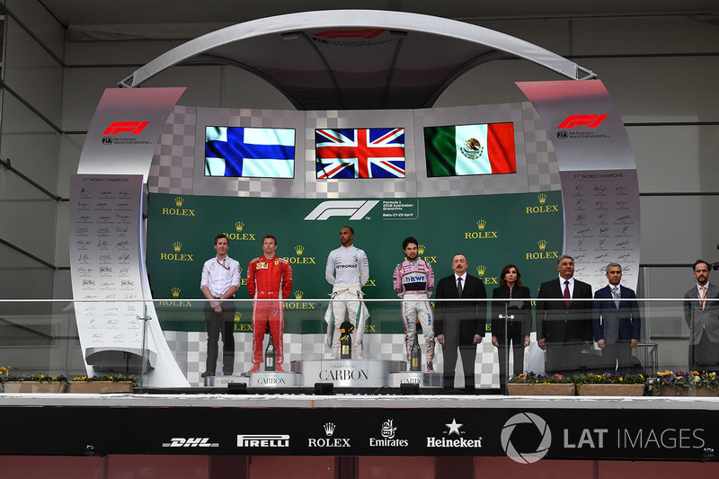 Кімі Райкконен, Ferrari, Льюїс Хемілтон, Mercedes-AMG F1 і Серхіо Перес, Force India на подіумі