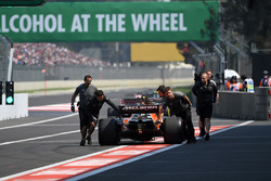 McLaren mechanics push Stoffel Vandoorne, McLaren MCL32 in pit lane