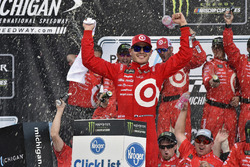 Il vincitore della gara Kyle Larson, Chip Ganassi Racing Chevrolet