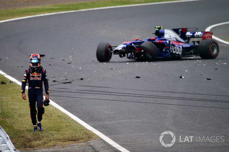 Carlos Sainz Jr., Scuderia Toro Rosso STR12 crashes