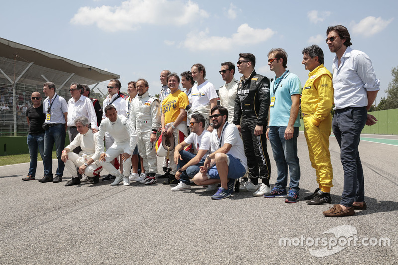 Foto de grupo con los invitados en el día histórico de Minardi