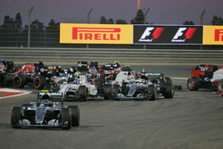 Start actie: Nico Rosberg, Mercedes AMG F1 Team W07, Valtteri Bottas, Williams FW38 en Lewis Hamilto