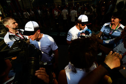 Stoffel Vandoorne en Fernando Alonso, McLaren met de media