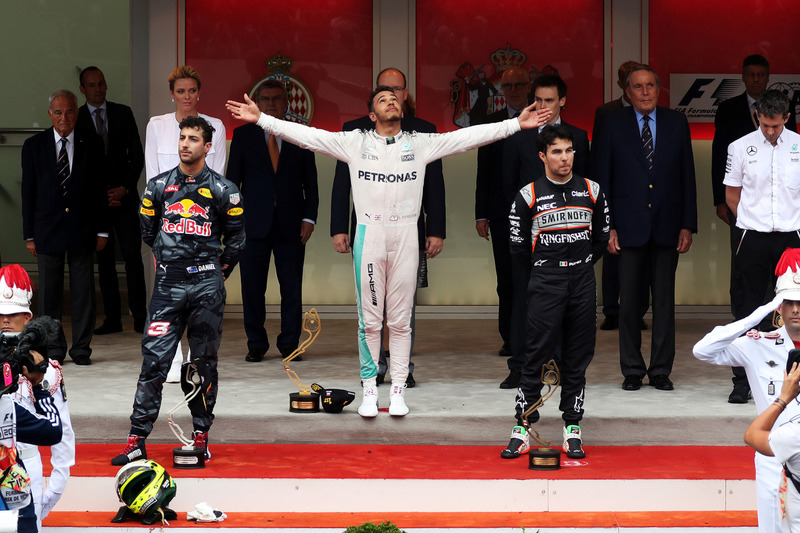 Podio: Lewis Hamilton, Mercedes AMG F1 que se celebra en el podio con Daniel Ricciardo, Red Bull Racing y Sergio Pérez, Force India