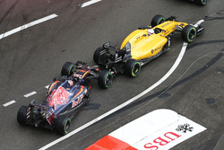 Daniil Kvyat, Scuderia Toro Rosso STR11 and Kevin Magnussen, Renault Sport F1 Team RS16 make contact