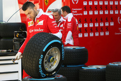 Mecánico de Ferrari con un neumático de Pirelli