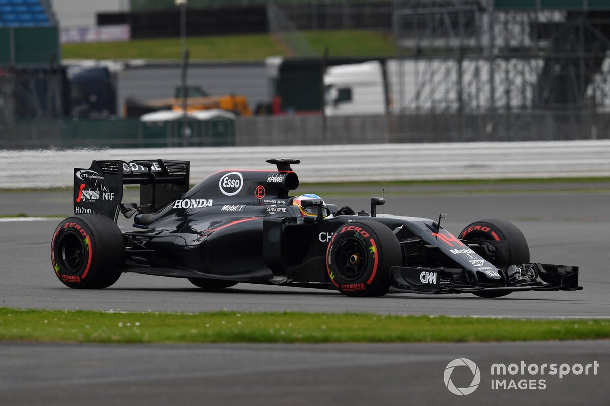 Fernando Alonso saat menggeber McLaren MP4-31 pada Kejuaraan Dunia Formula 1 2016.