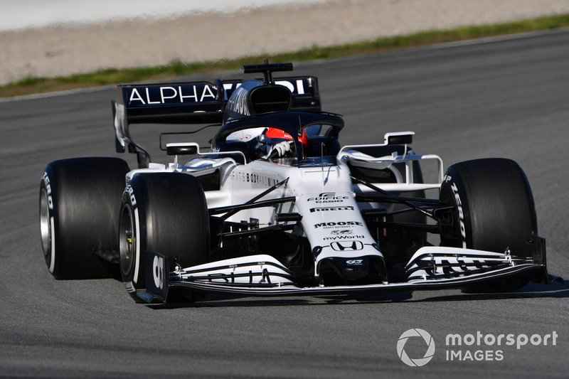 В этом году команда Даниила Квята сменила название с Toro Rosso на AlphaTauri – в честь принадлежащей концерну Red Bull марки одежды. Новый болид получил имя АТ01 и покрашен в цвета номинального спонсора команды
