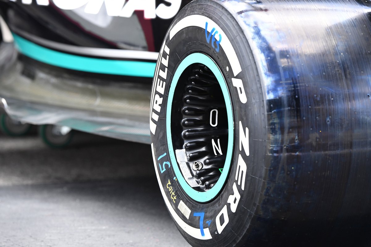 Detalle de la llanta trasera del Mercedes W12