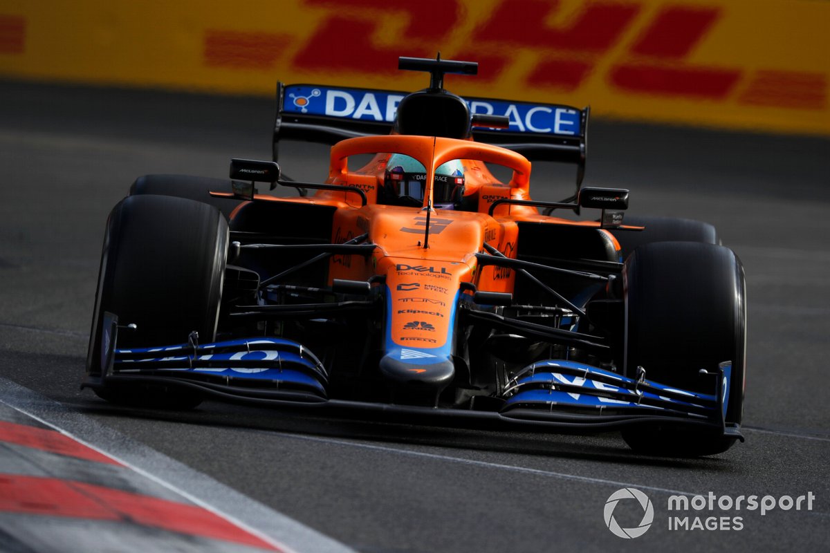 Daniel Ricciardo, McLaren MCL35M, saat tampil di GP Azerbaijan