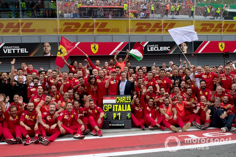 Шарль Леклер, Луи Камильери и команда Ferrari празднуют победу в Гран При Италии