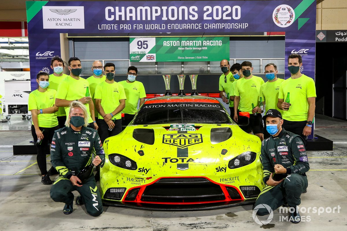 Pembalap Aston Martin Racing, Marco Sorensen dan Nicki Thiim, berpose dengan mobil Vantage AMR serta krunya usai menjuarai WEC GTE 2019-2020.