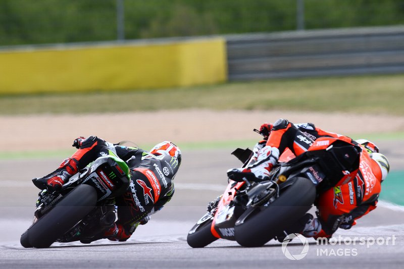Jonathan Rea, Kawasaki Racing, saat melawan Chaz Davies, Aruba.it Ducati, saat berduel di WSBK Aragon 2019.