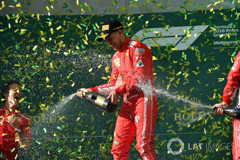 Il vincitore della gara Sebastian Vettel, Ferrari festeggia sul podio con lo champagne