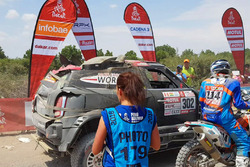 #302 X-Raid Team Mini: Нані Рома, Алекс Аро фінішують на пошкодженій машині