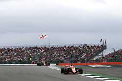 Stoffel Vandoorne, McLaren MCL32, Daniel Ricciardo, Red Bull Racing RB13