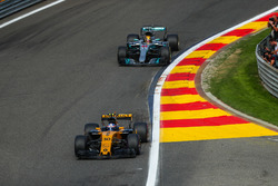Jolyon Palmer, Renault Sport F1 Team RS17 und Lewis Hamilton, Mercedes-Benz F1 W08