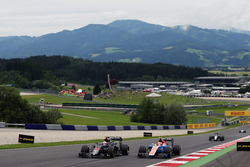 Jenson Button, McLaren MP4-31 e Rio Haryanto, Manor Racing MRT05