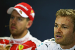 Nico Rosberg, Mercedes AMG F1 Team en Sebastian Vettel, Ferrari tijdens de persconferentie