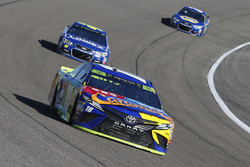 Kyle Busch, Joe Gibbs Racing Toyota, Jimmie Johnson, Hendrick Motorsports Chevrolet
