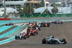 Valtteri Bottas, Mercedes-Benz F1 W08 leads at the start of the race as Kevin Magnussen, Haas F1 Te
