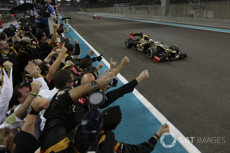 Race winner Kimi Raikkonen, Lotus F1 Team E20