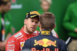 Sebastian Vettel, Ferrari ve Max Verstappen, Red Bull Racing, parc ferme
