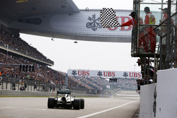 Lewis Hamilton, Mercedes W05, se lleva la bandera a cuadros