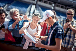 Esteban Ocon, Force India F1 taraftarlara imza dağıtıyor