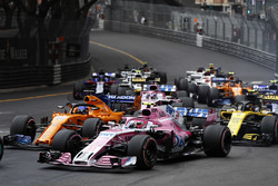 Esteban Ocon, Force India VJM11, leads Fernando Alonso, McLaren MCL33, Carlos Sainz Jr., Renault Sport F1 Team R.S. 18, Sergio Perez, Force India VJM11, and the rest of the field at the start