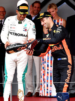 Lewis Hamilton, Mercedes-AMG F1 and Daniel Ricciardo, Red Bull Racing celebrate on the podium with the champagne