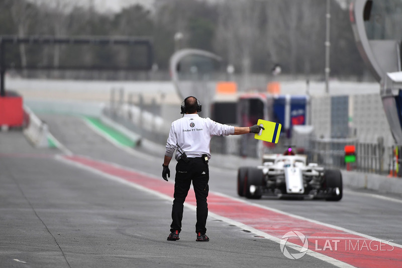 Un meccanico del Team Alfa Romeo Sauber F1 in pit lane
