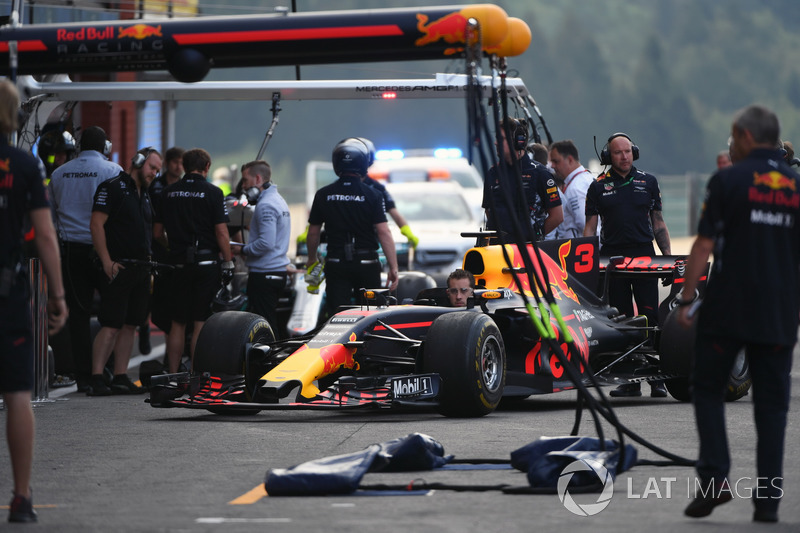 Red Bull Racing mechanic in Red Bull Racing RB13
