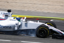 Felipe Massa, Williams FW40, a los pits tras su pinchazo