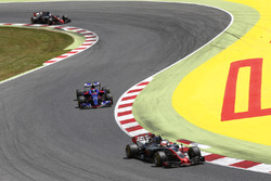 Kevin Magnussen, Haas F1 Team VF-17, Carlos Sainz Jr., Scuderia Toro Rosso STR12, Romain Grosjean, Haas F1 Team VF-17