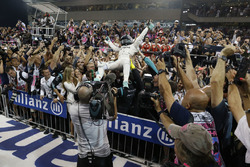 Wereldkampioen Nico Rosberg, Mercedes AMG Petronas F1 viert in parc fermé
