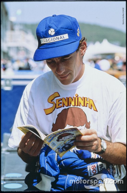 Ayrton Senna com uma edição de Senninha