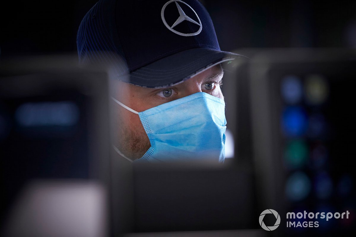 Valtteri Bottas wears a protective mask in the garage