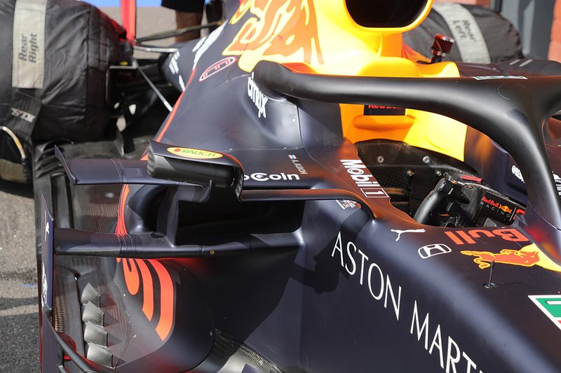 Red Bull Racing RB15, dettaglio dello specchietto retrovisore con gli attacchi tipo Mercedes