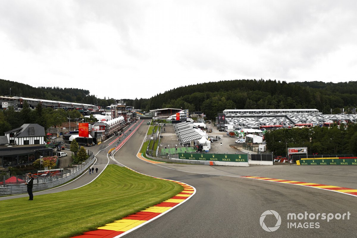 Pemandangan indah di tikungan Eau Rouge di Sirkuit Spa-Francorchamps, Belgia.