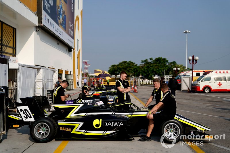 Car of Dan Ticktum, Carlin Buzz Racing